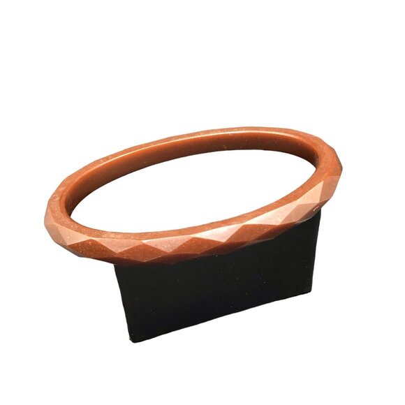 Vintage Bakelite Bangle Carved Oval Shaped Faceted Brown Plastic Thin Bracelet - Picture 1 of 6